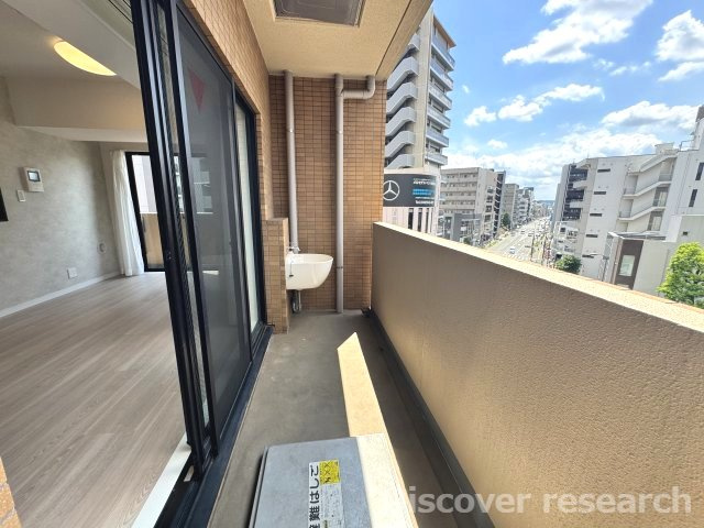 マイキャッスル立川エクセレントステージのバルコニー|バルコニー（南西側）
視界が大きく開けたバルコニーで、青空と街並みを望めるのが魅力。水栓も備えているため、バルコニーの掃除や植物の水やりなどにも便利です。