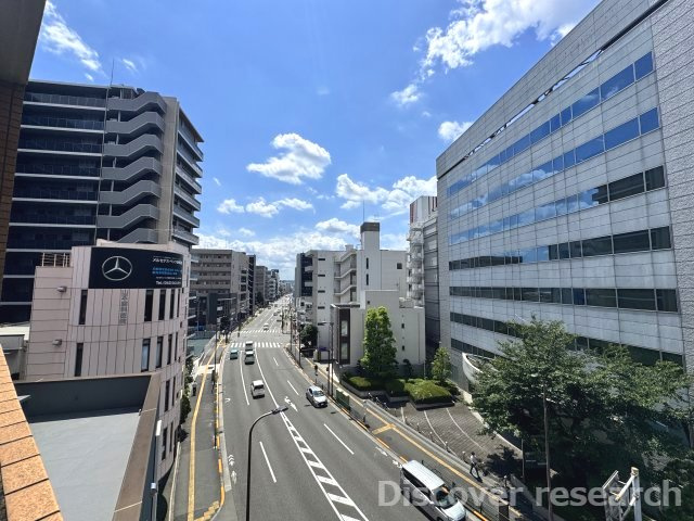 マイキャッスル立川エクセレントステージの展望|バルコニーから広がる、開放感あふれる眺望が魅力。青空の下に街並みを一望でき、都心ならではの景色を楽しめます。視界が抜けており、明るく爽やかな印象です。