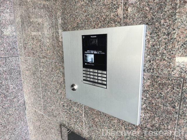 マイキャッスル立川エクセレントステージの防犯設備|オートロック
オートロックを採用したエントランスで、来訪者を映像で確認できるモニター付きインターホンを設置。防犯面にも配慮された、安心して暮らせるセキュリティ設備です。