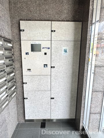 マイキャッスル立川エクセレントステージの設備|宅配ボックス
エントランスには宅配ボックスを設置。不在時でも荷物を受け取れるため、外出が多い方にも便利です。複数のボックスを備え、日々の暮らしを快適にサポートします。