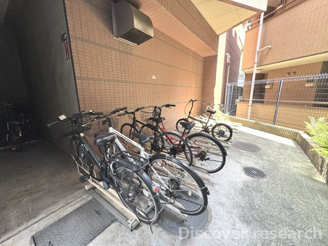 マイキャッスル立川エクセレントステージの駐輪場|駐輪場
敷地内に駐輪スペースを確保し、自転車をまとめて保管できる便利な設備。屋根のあるスペースもあり、日常の移動に自転車を利用する方にも嬉しい環境です。
