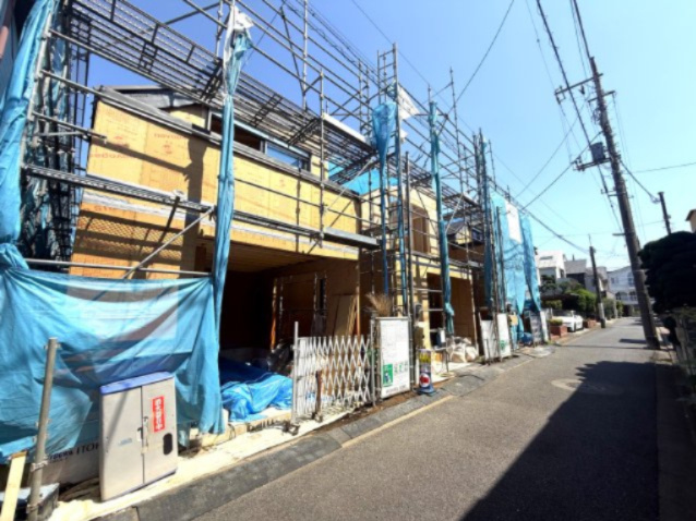 【前面道路含む現地写真】 | 【仲介手数料６５０万円が無料！】■祐天寺駅５分■ホテル風の家 | 諸費用６５０万円ＯＦＦキャンペーン！
決算キャンペーン中！
家計応援サービスの限界に挑戦中！
■祐天寺駅５分
■ＬＤＫの天井が吹抜け
■タイル等をふんだんに採用したホテル風の建物