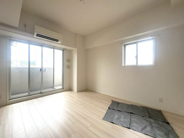 エスリード江坂垂水町の居間・リビング