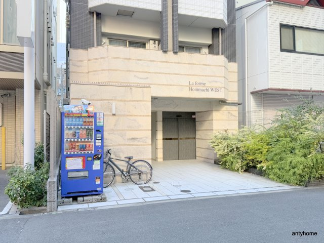 ラ・フォルム本町WESTのエントランス