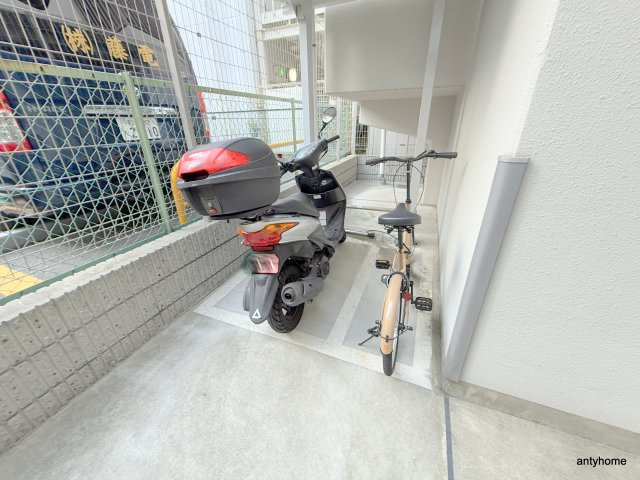 ラ・フォルム本町WESTの駐車場