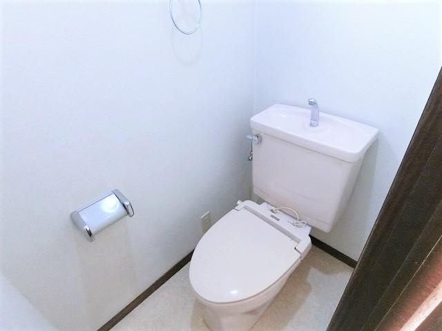 くぬぎ山一戸建貸家のトイレ