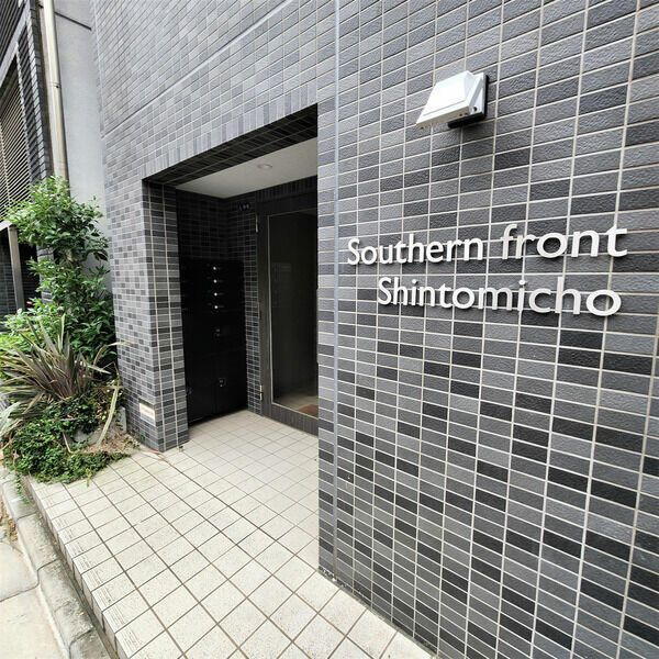 サザンフロント新富町のエントランス