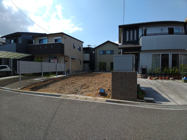 「大型納戸完備」高知市福井町第1　1号棟新築一戸建ての前面道路含む現地写真|陽当たりな南面道路。