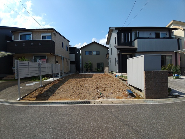 「大型納戸完備」高知市福井町第1　1号棟新築一戸建ての前面道路含む現地写真|ゆとりある全面道路。