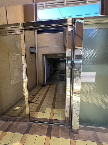 尼崎市塚口本町２丁目の賃貸マンションのエントランス