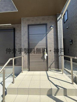 【玄関】 | 神戸市西区糀台2丁目　新築戸建A号棟　仲介手数料無料！ | 落ち着いた玄関です