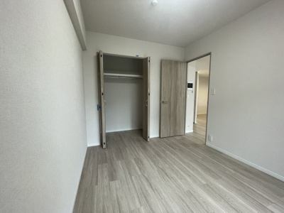 【洋室】 | パークホームズ室見駅前 | 全居室フローリング＆収納付き♪
「収納の余裕は心の余裕」というお家探しの格言もあるんですよ！
