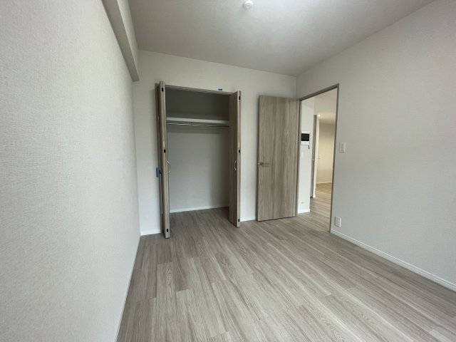 【洋室】 | パークホームズ室見駅前 | 全居室フローリング＆収納付き♪
「収納の余裕は心の余裕」というお家探しの格言もあるんですよ！
