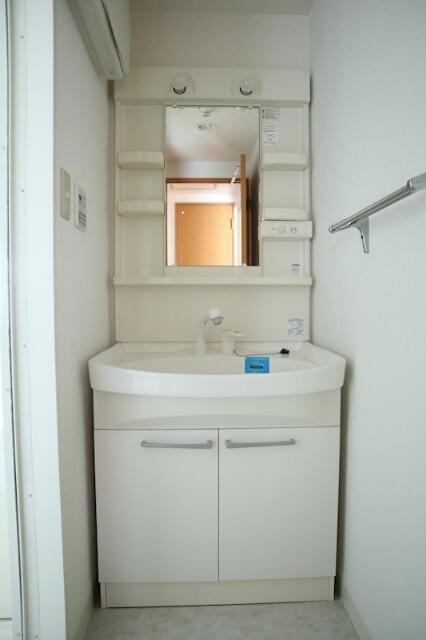 エムズコートの独立洗面台|独立洗面台、小物を置くことができて便利です