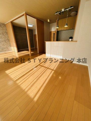 仲介手数料０円！MIKAZUKI GARDENの居間・リビング