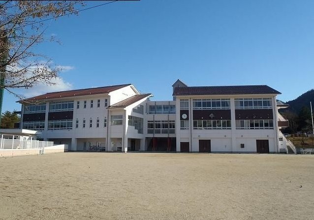 若山ガーデンヒル　Ａ棟の周辺|三永小学校まで2200m