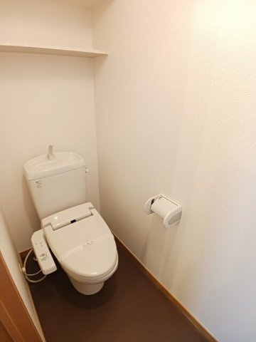 クイーンズ・コートのトイレ|落ち着いた色調のトイレです