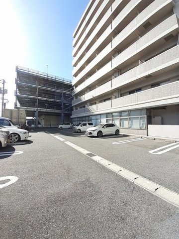 クイーンズ・コートの駐車場|車をお持ちの方に嬉しい駐車場付きの物件です