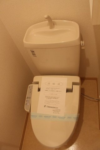 クレメントのトイレ|落ち着いた色調のトイレです