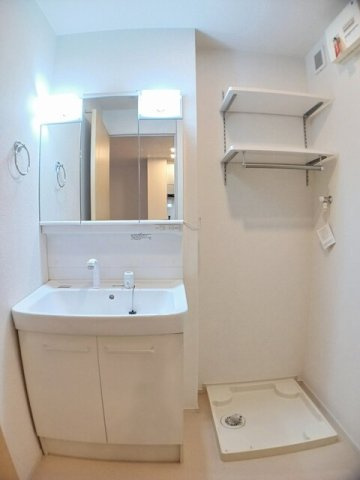 コンフォール　Ａの洗面所|明るい洗面所です