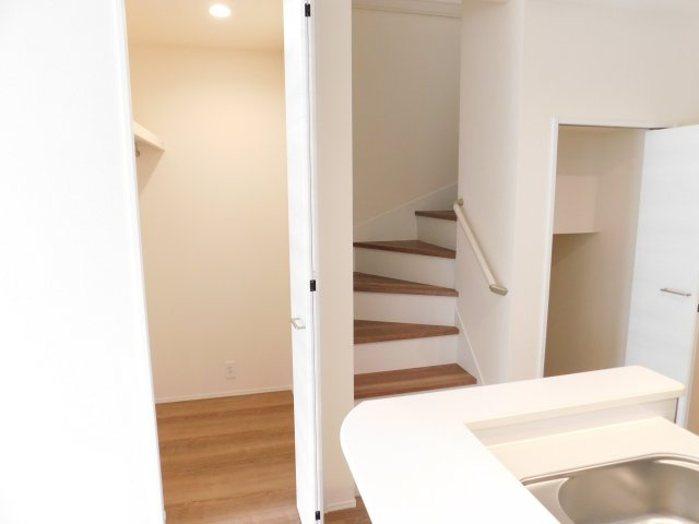 名古屋市南区南野２丁目の新築一戸建の収納|◇リビング収納×２◇　　リビングの荷物やお子様のおもちゃの収納など、リビングがスッキリと片付く収納完備！　ハンガーパイプ付き！