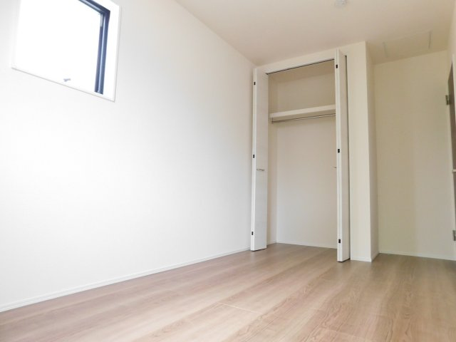 名古屋市南区南野２丁目の新築一戸建の洋室|◇２階洋室◇　　明るい洋室５．６帖　全居室収納完備！