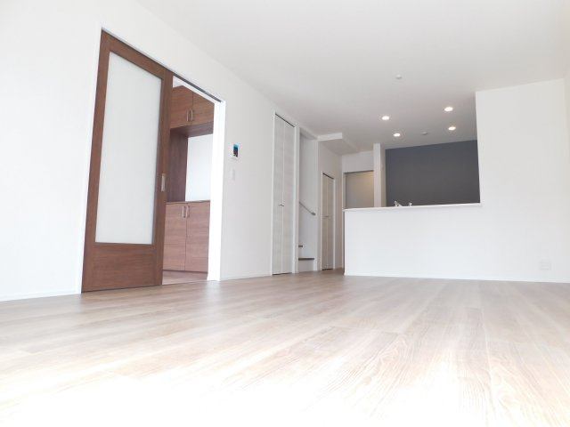 名古屋市南区南野２丁目の新築一戸建の居間・リビング|◇リビング◇　　南面で明るいリビング１６．０帖　リビング収納２ヶ所完備！