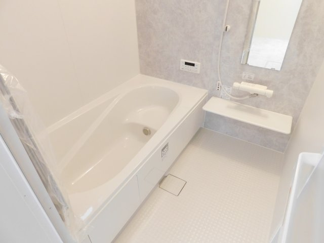 名古屋市南区南野２丁目の新築一戸建の浴室|◇浴室◇　　広い１坪サイズ（ＬＩＸＩＬ）・浴室暖房乾燥機・断熱浴槽・エコベンチ浴槽・お手入れ楽々カウンター・キレイサーモフロア・オートバス・バリアフリーバス・追い焚き・浴室窓あり