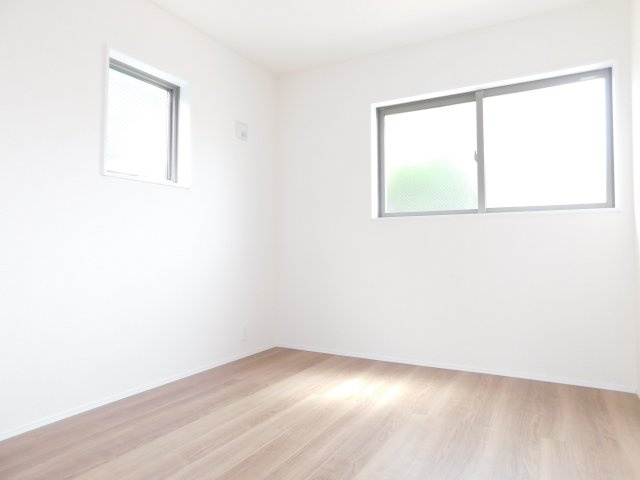 名古屋市南区南野２丁目の新築一戸建の洋室|◇２階洋室◇　　明るい洋室５．４帖　全居室収納完備！