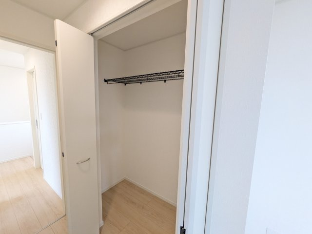 下妻市鬼怒第7　1号棟の収納|大容量のクローゼットを完備。衣類から季節家電までスッキリ片付き、空間を有効活用できます。