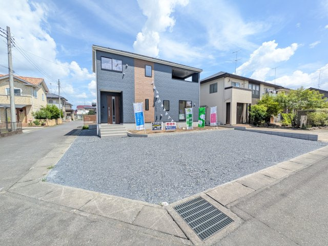 下妻市鬼怒第7　1号棟の前面道路含む現地写真|写真だけでは伝わらない快適さを、ぜひ現地で体感しませんか？
即日見学可能です！平日のご案内も可能です♪
お気軽にお問合せまたはお電話ください！
0297-86-8370まで【リアライズ不動産】