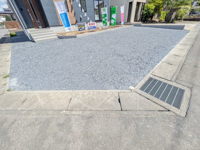 下妻市鬼怒第7　1号棟の駐車場|駐車5台可能で、出し入れしやすいゆとりのカースペース。
月々の駐車場代が不要な点も大きな魅力です。