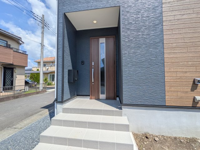 下妻市鬼怒第7　1号棟の玄関|玄関ドアはカードキーで開閉も楽々♪
スマホでの開錠と施錠も可能です！
玄関上部には人感センサー付きのダウンライトがあるので、夜間の帰宅時に自動で点灯してくれます♪
防犯対策面にも一役買ってくれます！