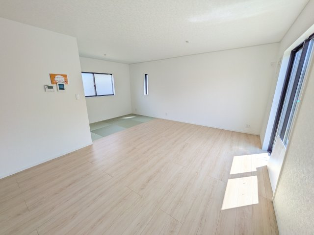 下妻市鬼怒第7　1号棟の居間・リビング|家族の会話が自然と弾む、広々としたゆとりのLDK。南西向きの窓からたっぷりの光が射し込む明るく快適な空間です。