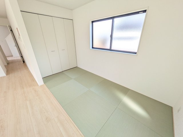 下妻市鬼怒第7　1号棟の和室|琉球畳の和室は陽当たりも良く、落ち着ける空間です♪
リビングとの続き間になっているので、お子様の遊ぶスペースやお昼寝などにも使えます！
押し入れもあり収納にも困りません♪