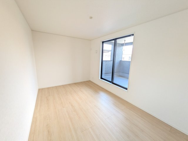 下妻市鬼怒第7　1号棟の洋室|バルコニーに面した明るい２面採光で、毎朝爽やかな光を感じられます。