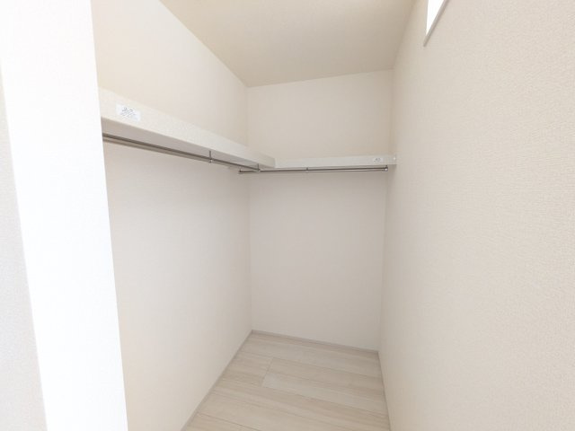 第1下妻市下妻丁　新築戸建　2号棟の収納|衣類や季節ものバッグ、帽子などの小物もまとめて収納できる広々としたウォークインクローゼット♪
