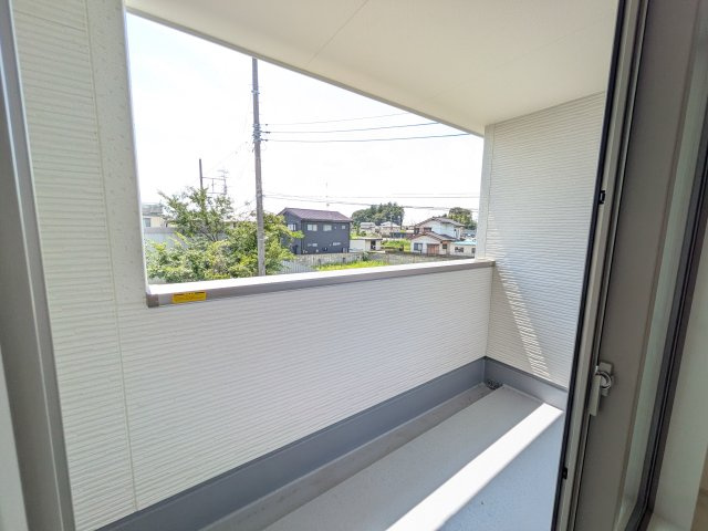 第1下妻市下妻丁　新築戸建　2号棟のバルコニー|広々としたワイドバルコニーは、日当たり良好で毎日の洗濯物干しに最適です。