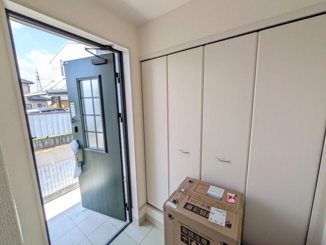第1下妻市下妻丁　新築戸建　2号棟の玄関|家族全員の靴がスッキリ片付く大容量シューズボックス完備。
お客様を気持ちよく迎えられる、明るく清潔感あふれる玄関です。