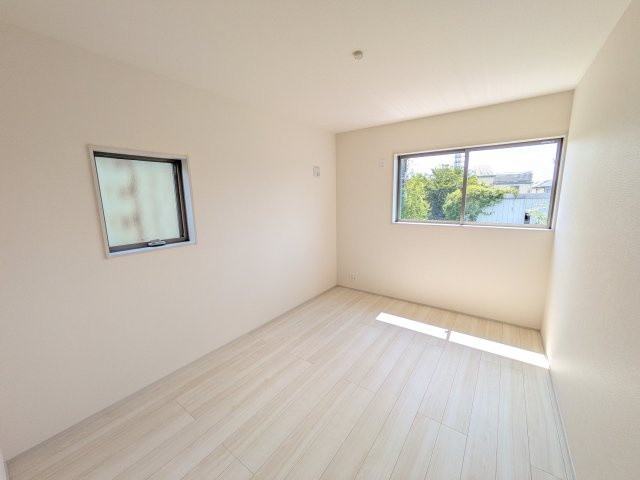 第1下妻市下妻丁　新築戸建　2号棟の洋室|たっぷり収納と明るい窓で、片付けも気持ち良くできる洋室。
お子様の「自分の部屋が欲しい」という夢を叶えます。