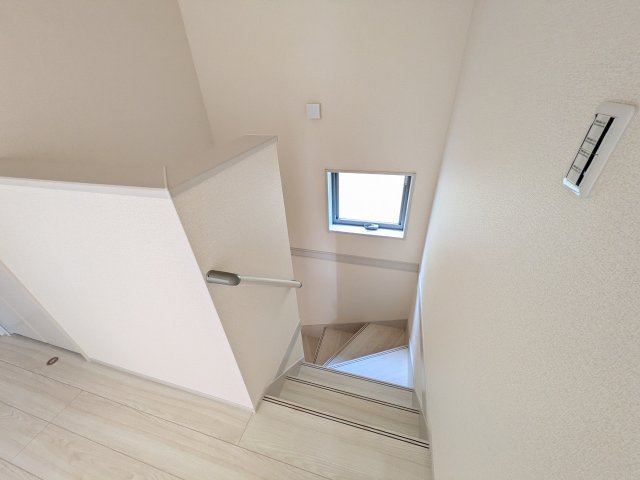 第1下妻市下妻丁　新築戸建　2号棟の内装|窓付きで明るい階段は、手すり付きでお子様からご年配の方まで安心して上り下りができます♪