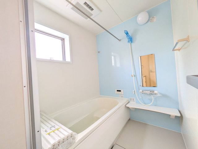 第1下妻市下妻丁　新築戸建　2号棟の浴室|1坪タイプのゆったりとしたバスルームは浴室暖房換気乾燥機付きで、どんな季節でも快適なバスタイムを満喫出来ます♪
窓付きで明るく開放的なところも良いですね！