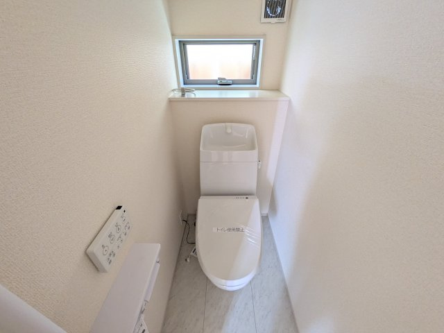 第1下妻市下妻丁　新築戸建　2号棟のトイレ|窓付きで明るく白を基調とした清潔感のあるトイレは温水洗浄便座付きです♪
