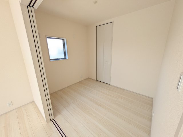 第1下妻市下妻丁　新築戸建　2号棟の洋室|リビングと繋がる多目的スペース。引き戸を開ければ広々LDK、閉じれば客間や書斎、お子様の遊び場に早変わりします。