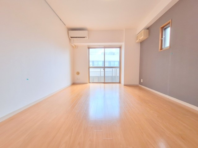 アルファ渋谷の居間・リビング|同タイプの別部屋の写真です