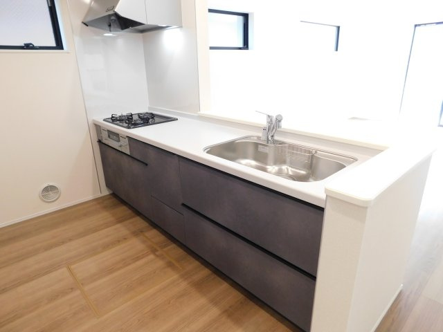 名古屋市南区南野２丁目の新築一戸建のキッチン|◇キッチン◇　　人気の対面式・人造大理石カウンター・浄水機能付ハンドシャワー・静音仕様シンク・スローインクローズレール・床下収納庫