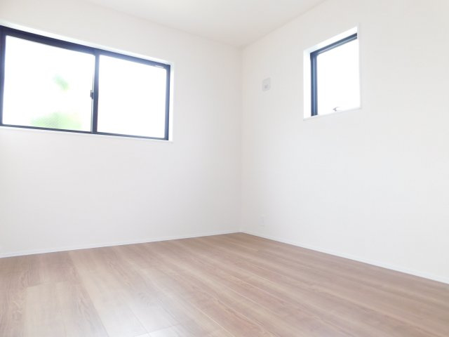 名古屋市南区南野２丁目の新築一戸建の洋室|◇２階洋室◇　　明るい洋室５．４帖　全居室収納完備！