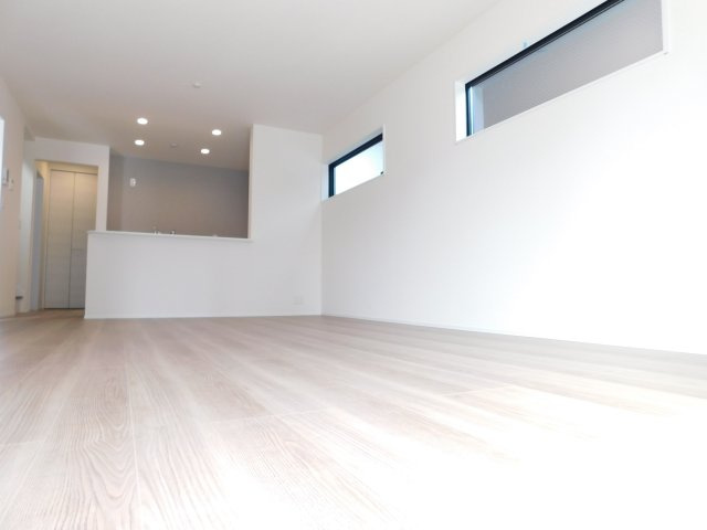 名古屋市南区南野２丁目の新築一戸建の居間・リビング|◇リビング◇　　南面で明るいリビング１７．５帖　リビングの様子が見渡せる対面キッチン♪
