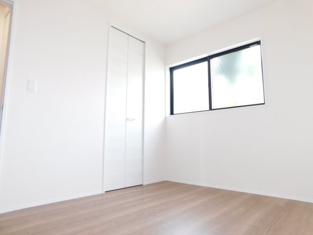 名古屋市南区南野２丁目の新築一戸建の洋室|◇１階洋室◇　　明るい洋室５．３帖　全居室収納完備！