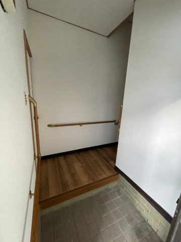 鳴神戸建　115-21の玄関